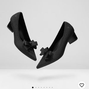 Pointed toe chunky triangular heel black Vivaias women’s size 7.5.